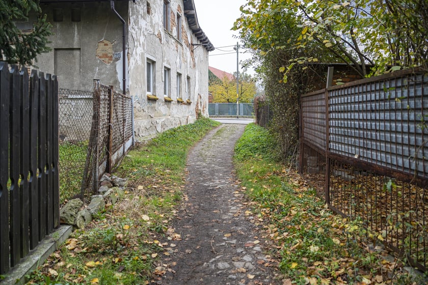 Muchobór Wielki. Tak przed remontem wyglądało przejście przez strumień Kasina łączące ulicę Stanisławowską z Samborską